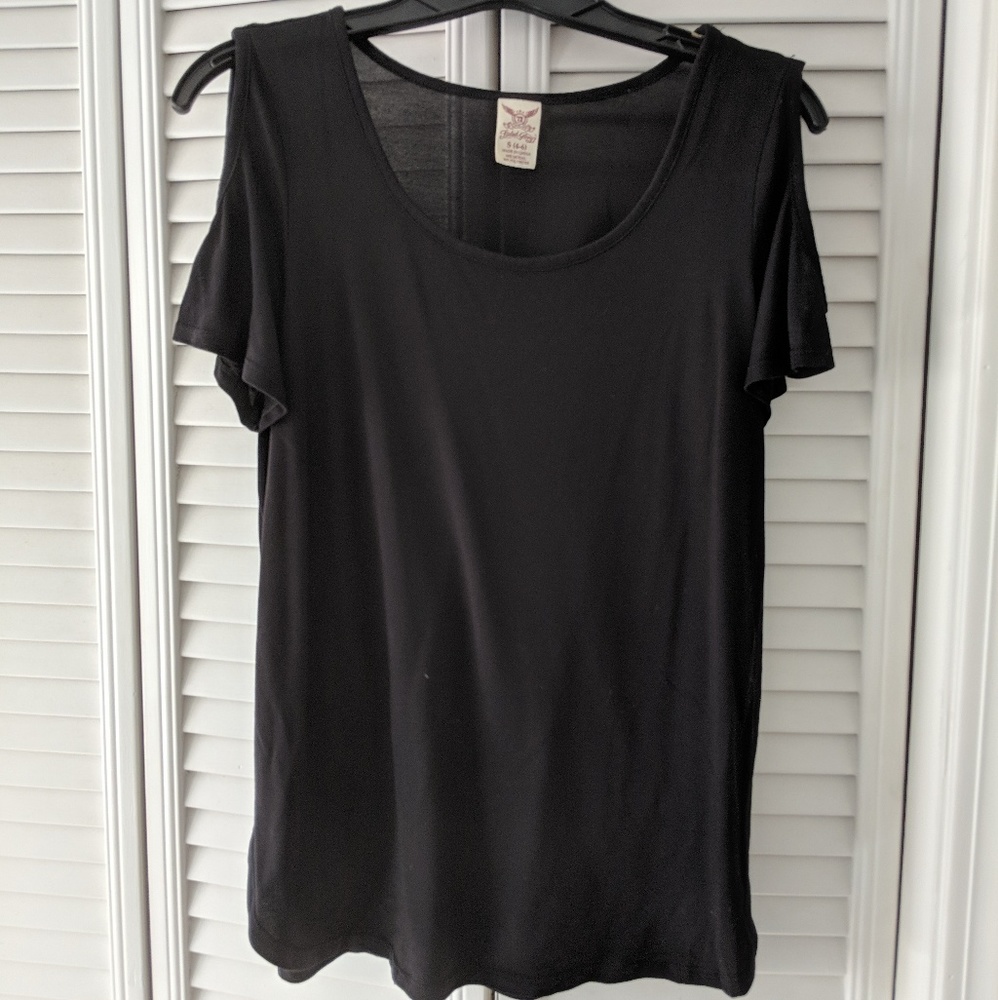 Black open hole sleeve shirt.